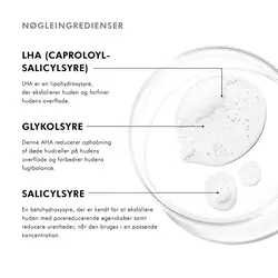 Kvinde holder Blemish + Age Cleanser